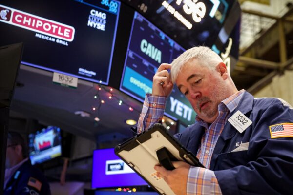 10-year Treasury yields dip as stronger GDP data clouds rate path