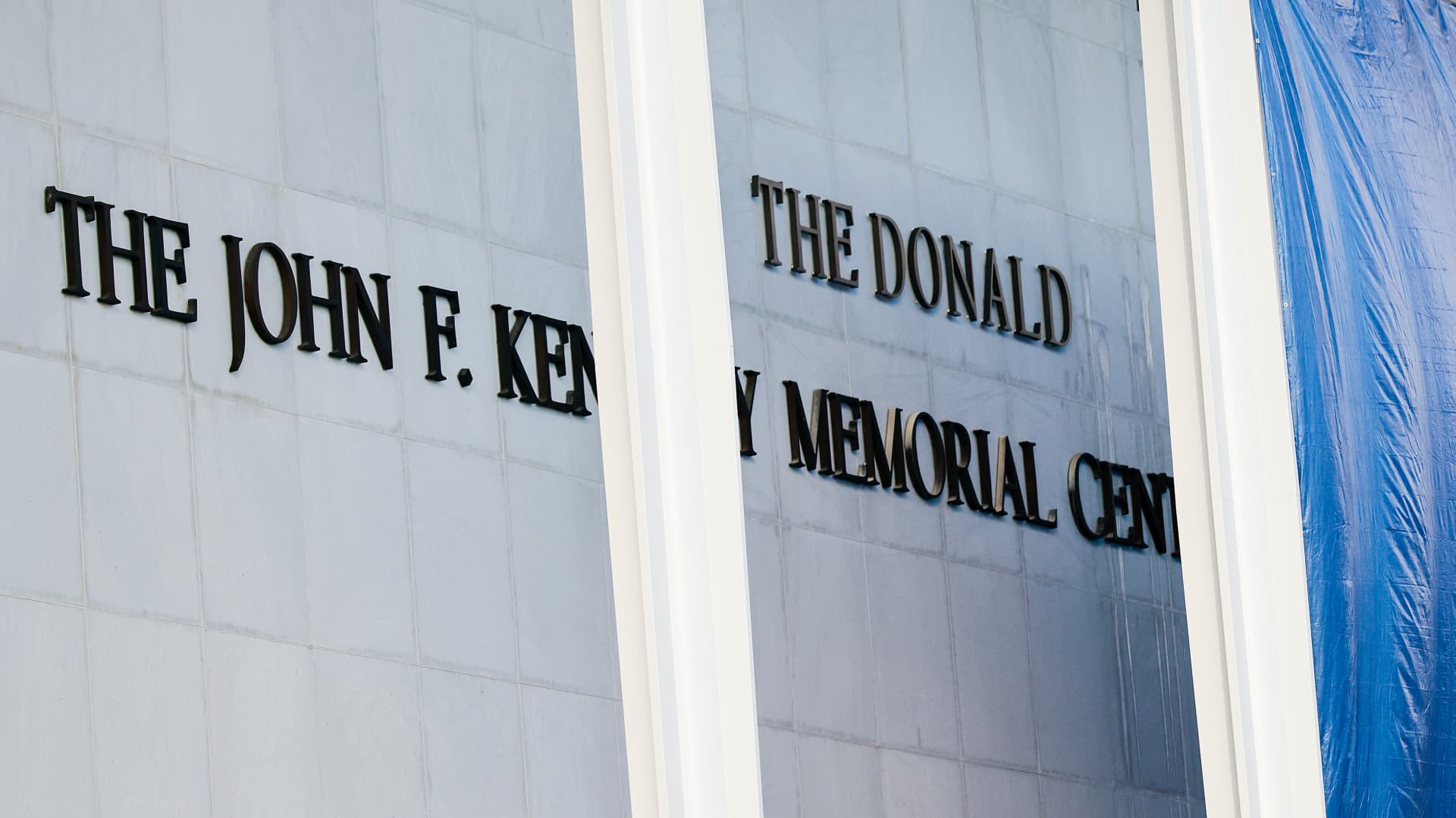Kennedy Center: Trump added to signage
