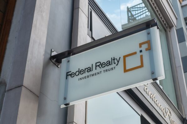 Wall Street sees a bright 2026 for this beat-up dividend-paying stock