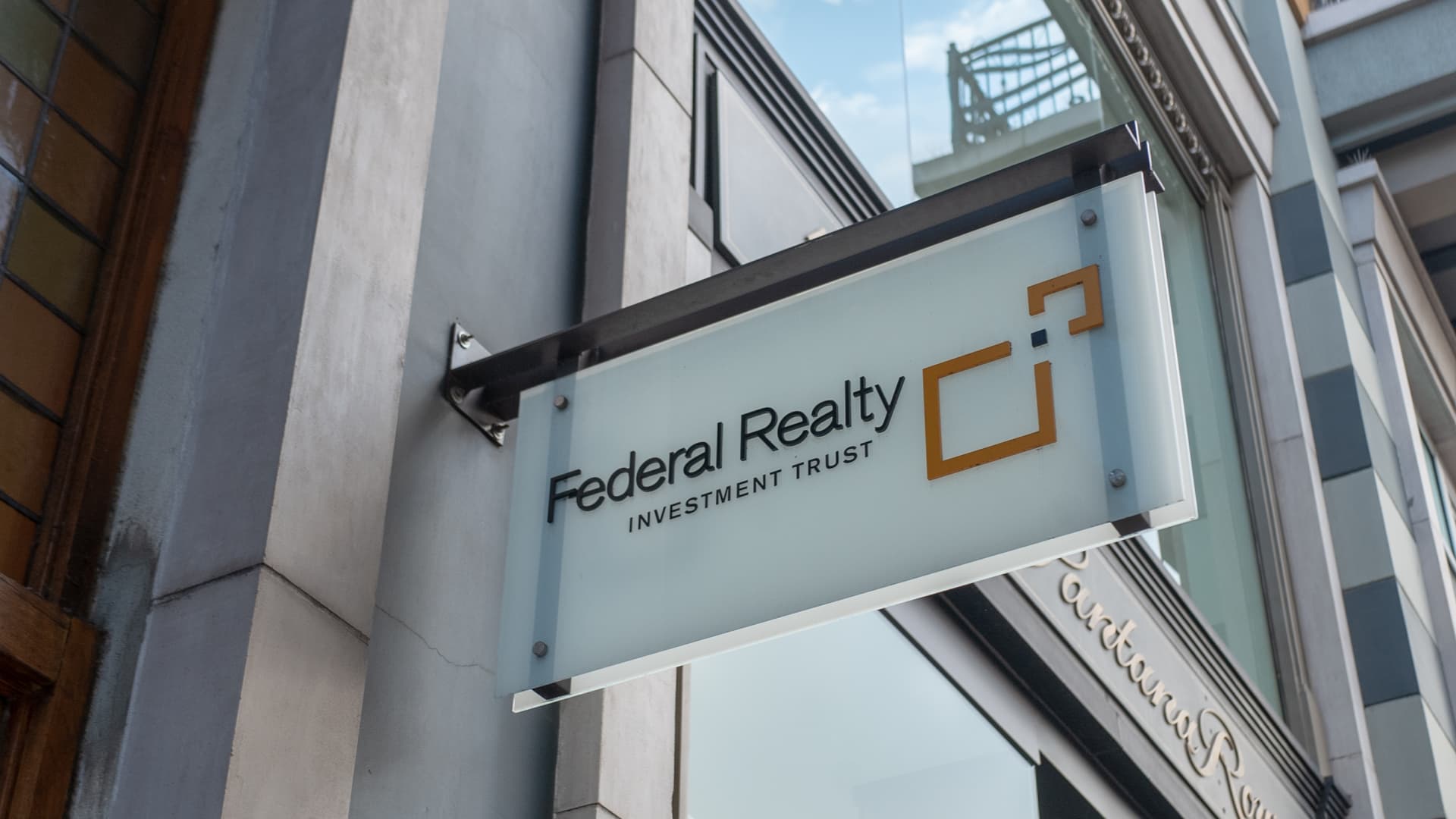 Wall Street sees a bright 2026 for this beat-up dividend-paying stock