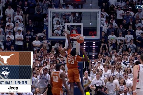 Solo Ball throws down two-handed poster, extending UConn's lead over Texas