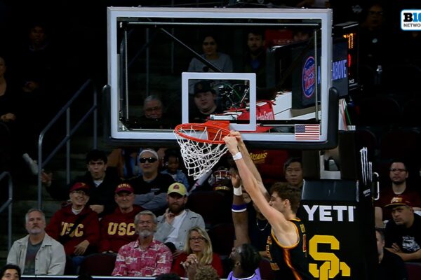 Jordan Marsh sets up Gabe Dynes for STRONG alley-oop, extending USC's lead over Washington