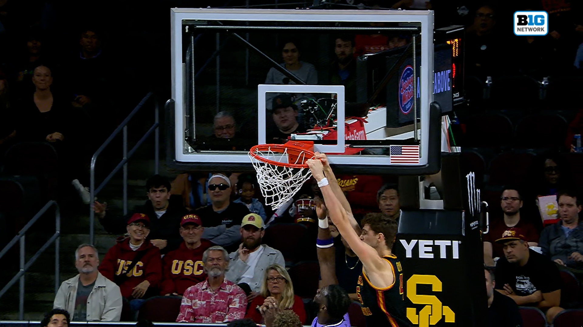 Jordan Marsh sets up Gabe Dynes for STRONG alley-oop, extending USC's lead over Washington