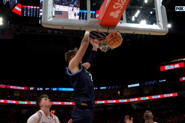 Devin Askew finds Duke Brennan for pick-and-roll slam, sealing Villanova's win over Wisconsin