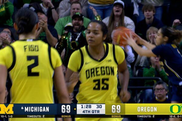 Oregon's Ehis Etute goes coast-to-coast for game-tying layup, sending game to overtime against Michigan