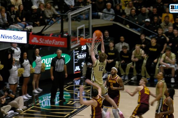 Braden Smith finds Jacobsen for an alley-oop dunk, Purdue leads Minnesota