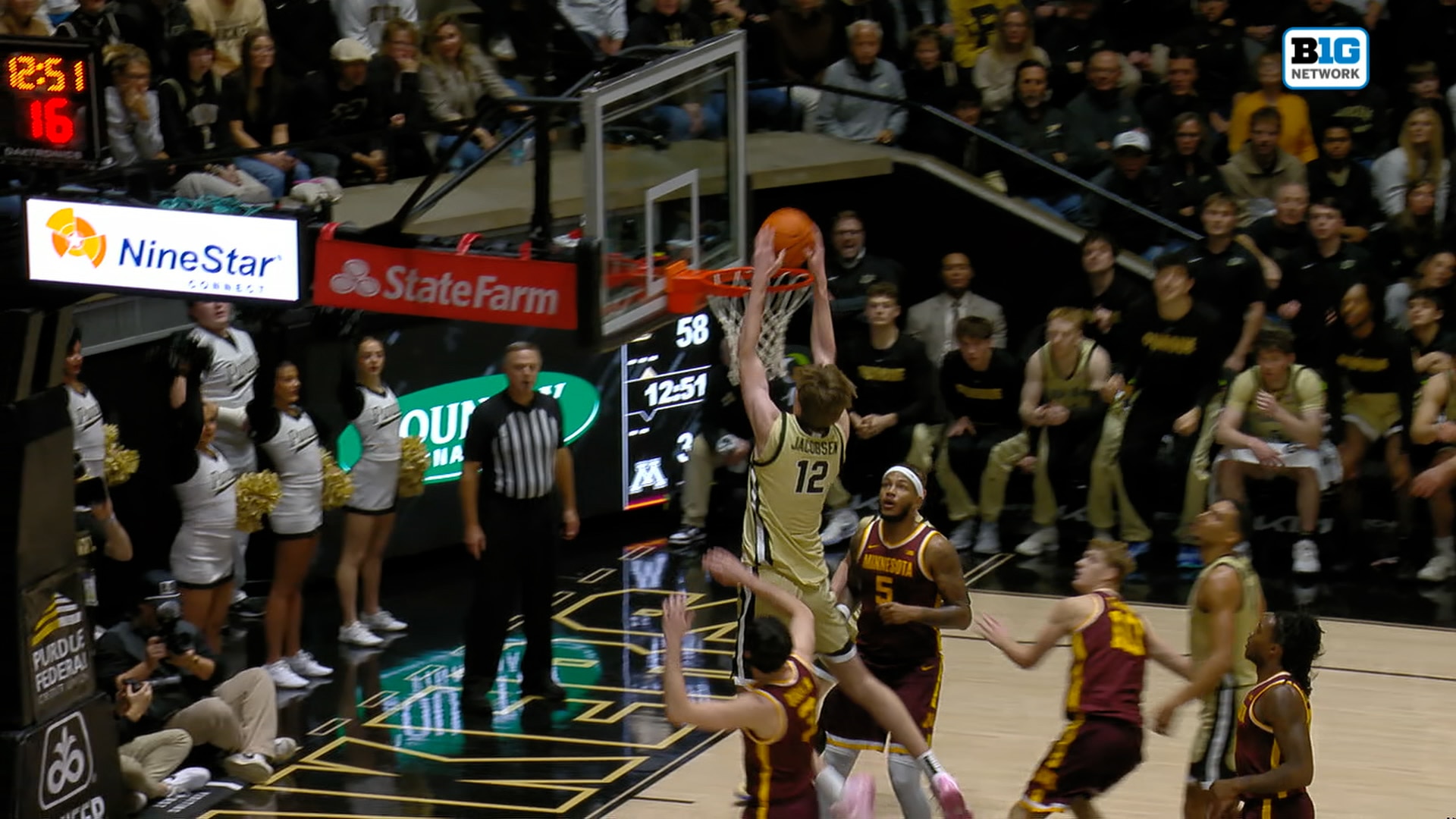 Braden Smith finds Jacobsen for an alley-oop dunk, Purdue leads Minnesota