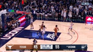 Jayden Ross goes FLYING for huge poster, extending UConn's lead over Texas