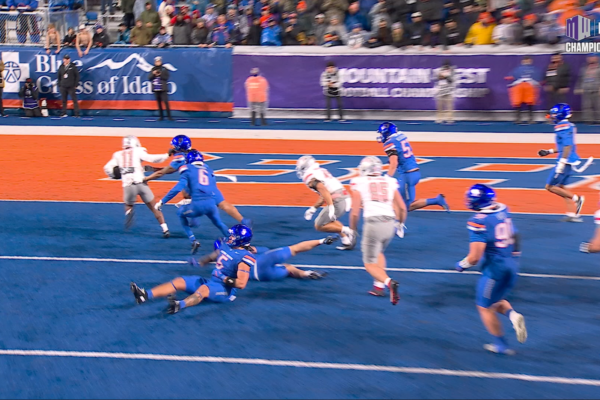 JoJo Earle rushes for seven-yard TD, trimming UNLV’s deficit against Boise State