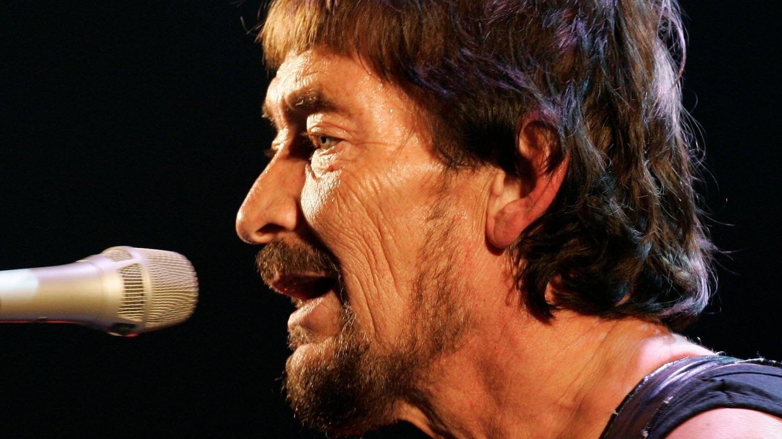 Singer-songwriter Chris Rea, known for ‘Driving Home for Christmas,’ dies at 74