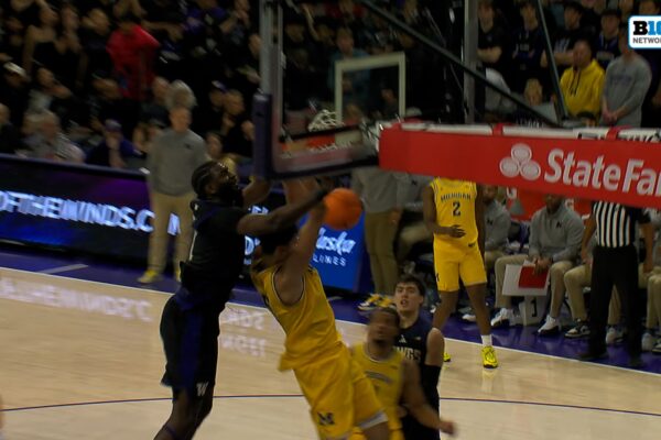 Michigans' Yaxel Lendeborg Threads the Pass to Aday Mara for a Slam Dunk vs. Washington