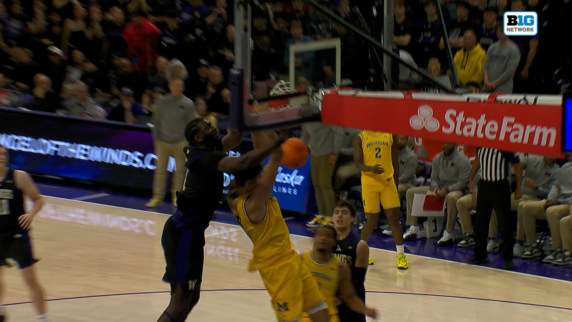 Michigans' Yaxel Lendeborg Threads the Pass to Aday Mara for a Slam Dunk vs. Washington