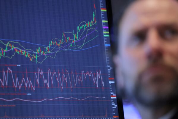 Investors flock to hedge funds, pushing assets to record high