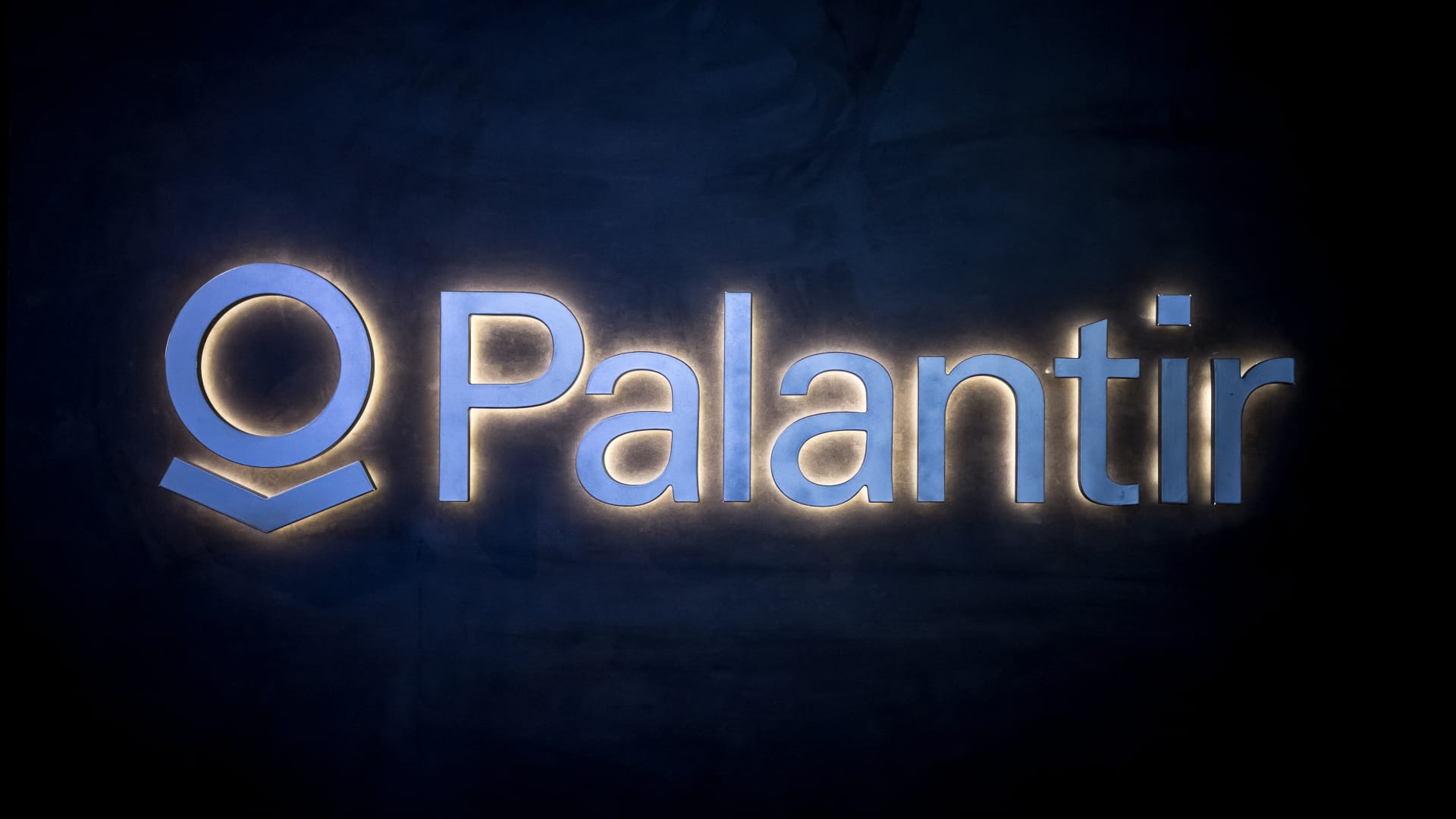 Palantir and other names reporting next week boast earnings momentum