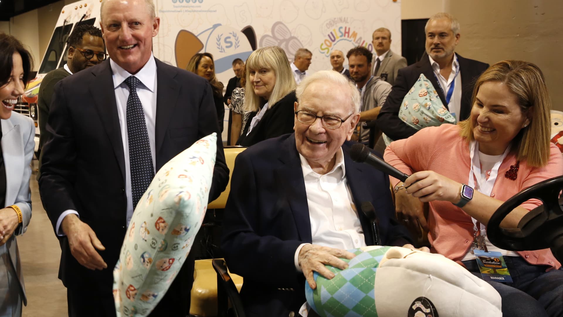 Warren Buffett still searching for big elephant deal in his final time as Berkshire CEO