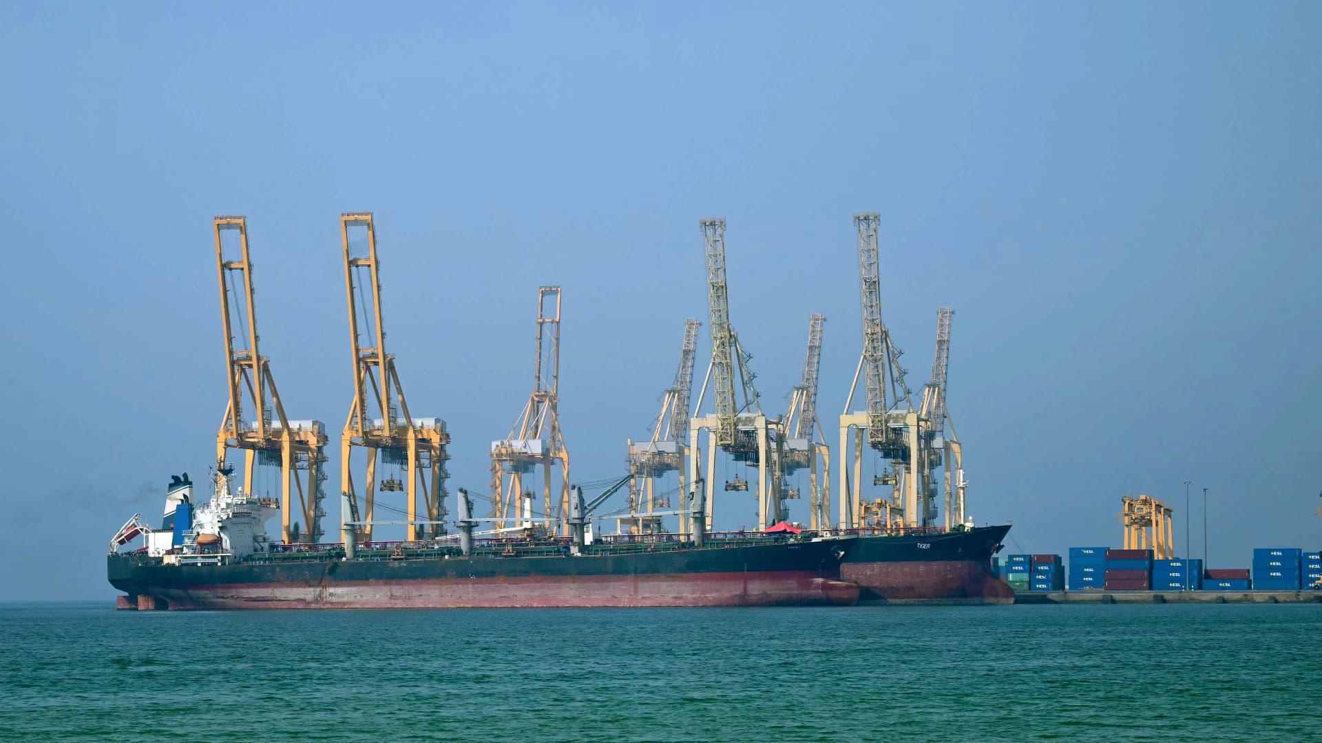 Strait of Hormuz back in focus amid possible U.S. intervention in Iran