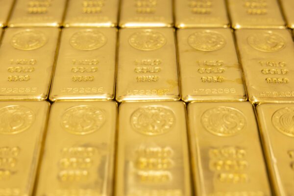 Gold surges past ,000 to a fresh record