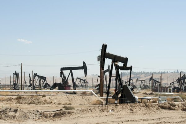 Oil trades sideways despite political turmoil in Venezuela