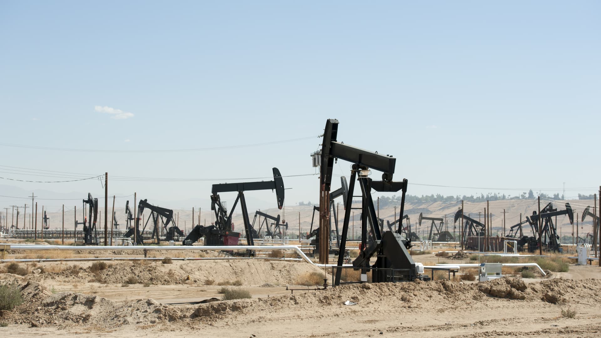 Oil trades sideways despite political turmoil in Venezuela