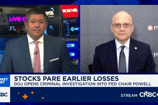 Global central bankers defend Fed Chair Jerome Powell