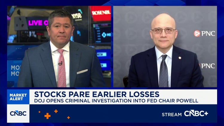 Global central bankers defend Fed Chair Jerome Powell