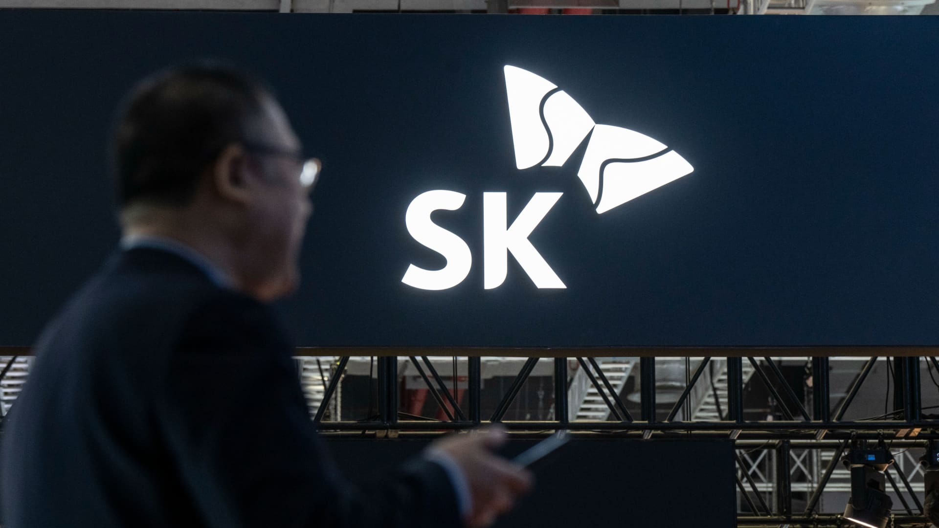 SK Hynix smashes earnings estimates as AI memory demand drives record profit