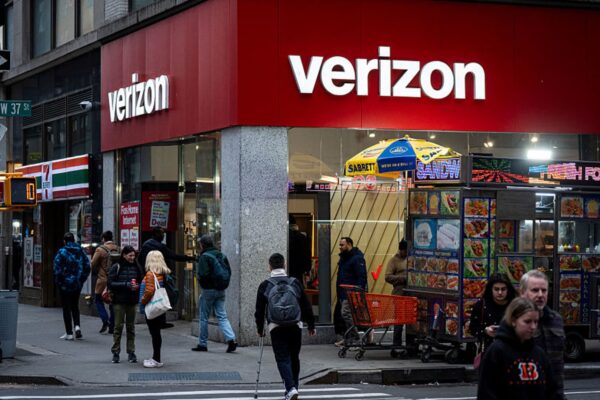 Verizon offers  credit to customers after massive wireless outage