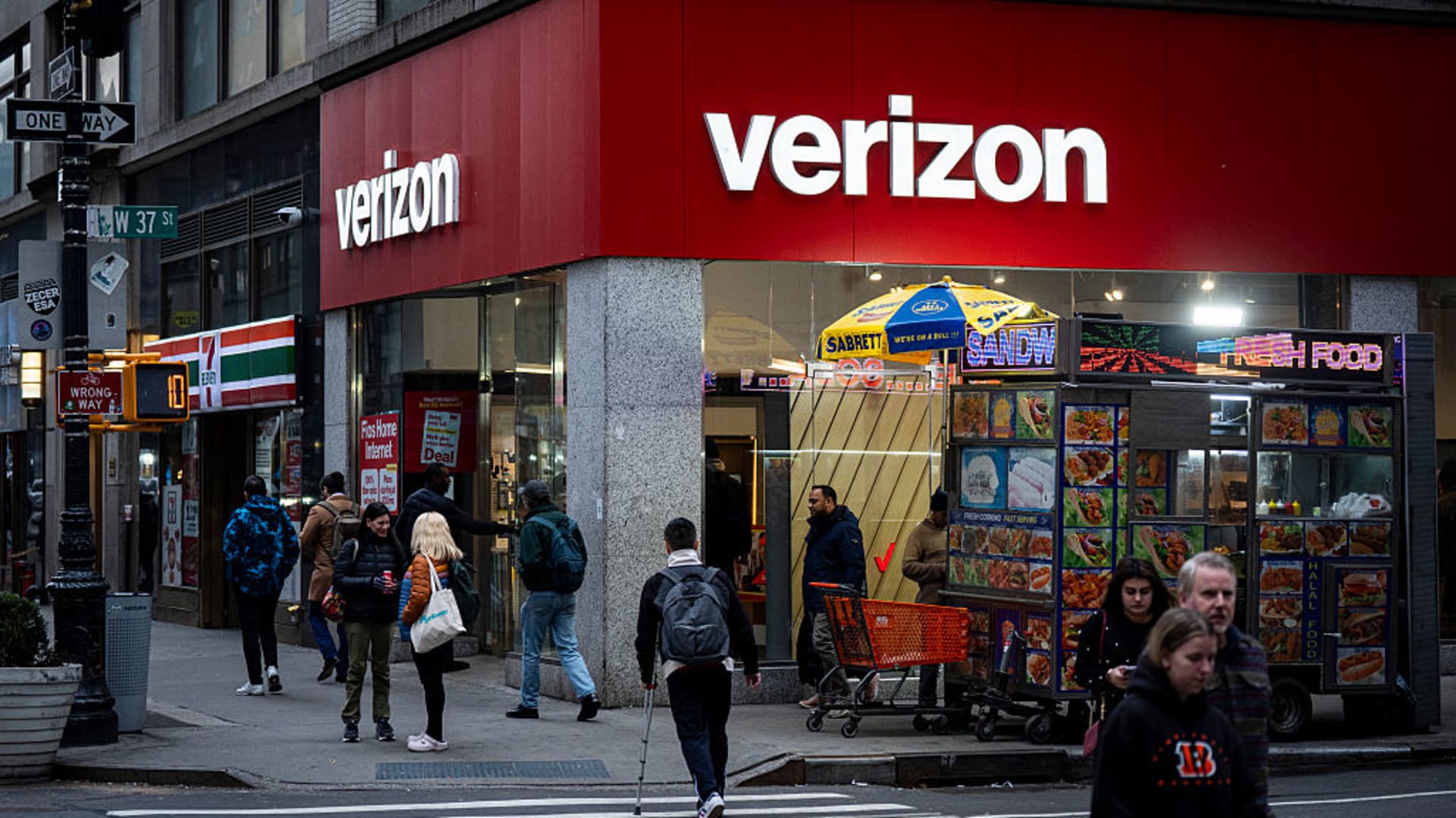 Verizon offers  credit to customers after massive wireless outage