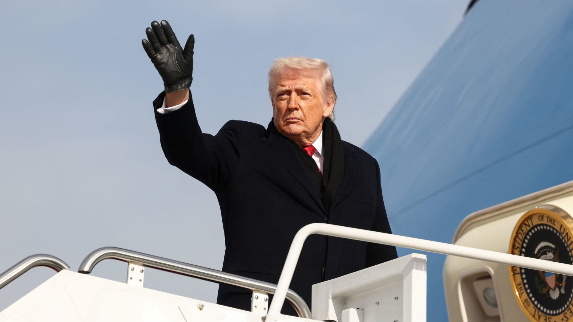 Trump’s plane lands safely after ‘minor electrical issue,’ Davos trip to continue