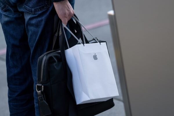 Stocks making the biggest moves after hours: AAPL, HOOD, V, SNDK