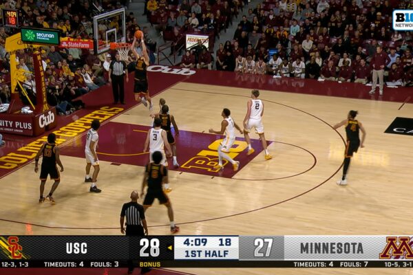 Gabe Dynes cuts baseline for alley-oop, extending USC's lead over Minnesota