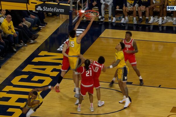 Aday Mara flies in for putback slam, extending Michigan's lead over Ohio State