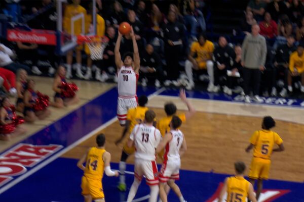 Arizona's Anthony Dell’Orso lobs to Koa Peat for alley-oop slam vs. Arizona State