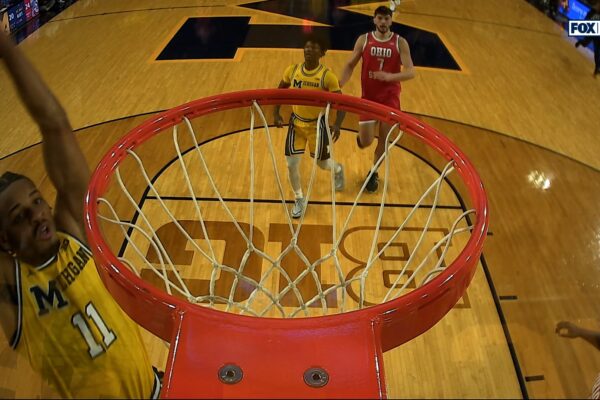 Michigan's Yaxel Lendeborg lobs it up to Roddy Gayle Jr. for an alley oop vs. Ohio State