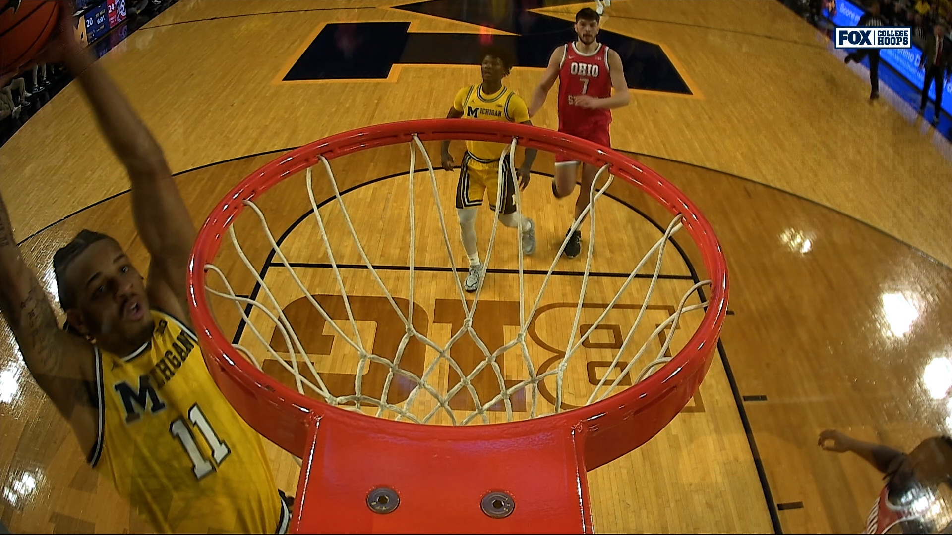 Michigan's Yaxel Lendeborg lobs it up to Roddy Gayle Jr. for an alley oop vs. Ohio State