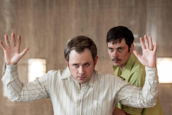 Movie Review: A real-life ’70s hostage drama crackles in Gus Van Sant’s ‘Dead Man’s Wire’