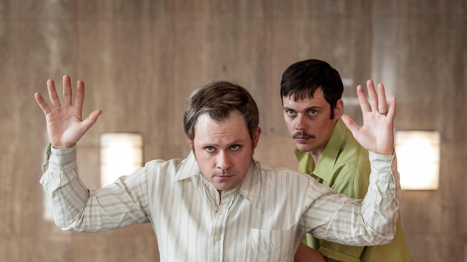 Movie Review: A real-life ’70s hostage drama crackles in Gus Van Sant’s ‘Dead Man’s Wire’