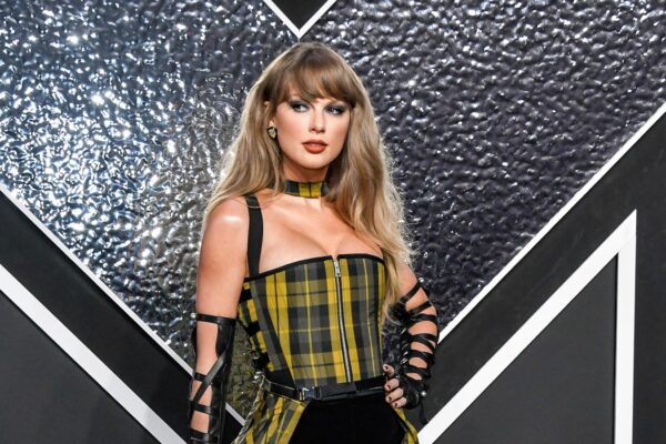 Taylor Swift, Alanis Morissette, Kiss members, more get into Songwriters Hall of Fame