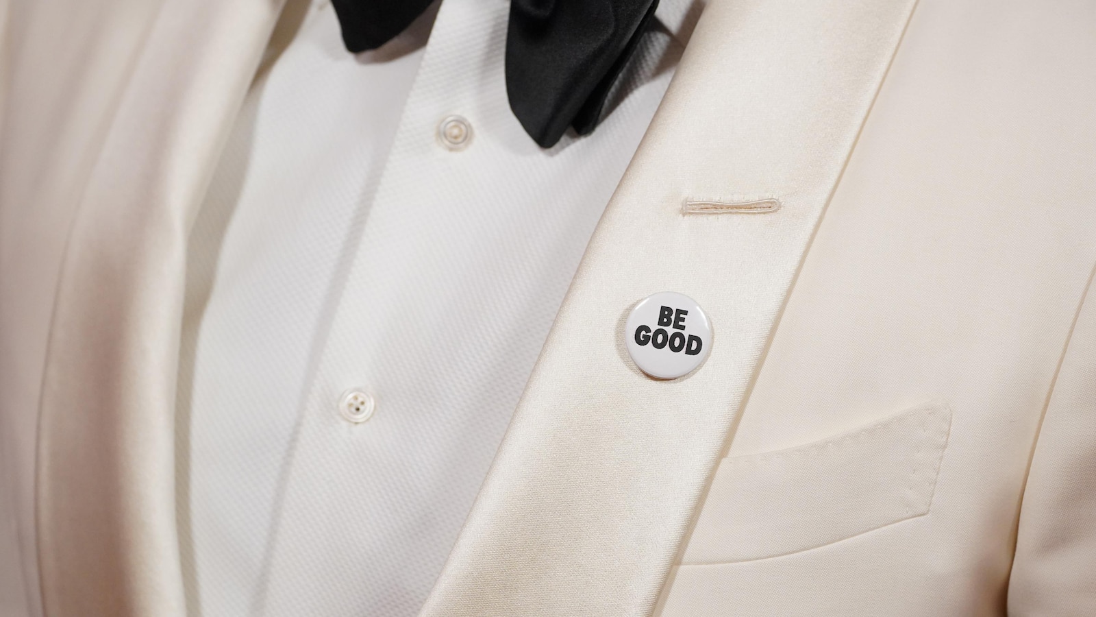 Celebrities wear pins protesting ICE at the Golden Globes