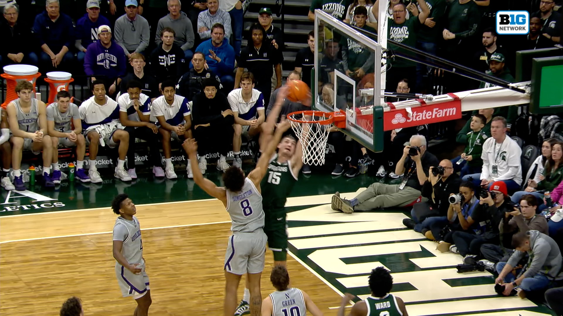 Fears Jr. finds Cooper for a tough alley-oop dunk, MSU extends lead over Northwestern
