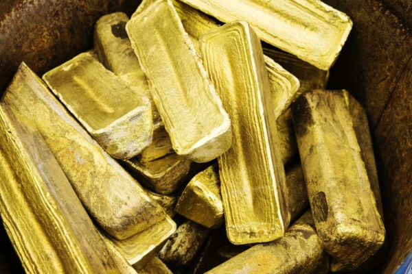 Gold falls on investor caution ahead of key U.S. economic data