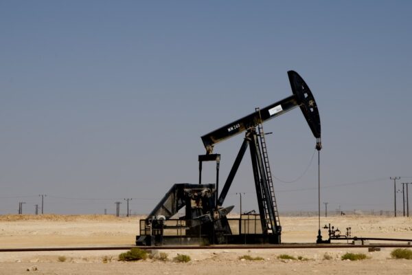 Oil drifts lower as traders weigh supply risks amid U.S.–Iran tensions