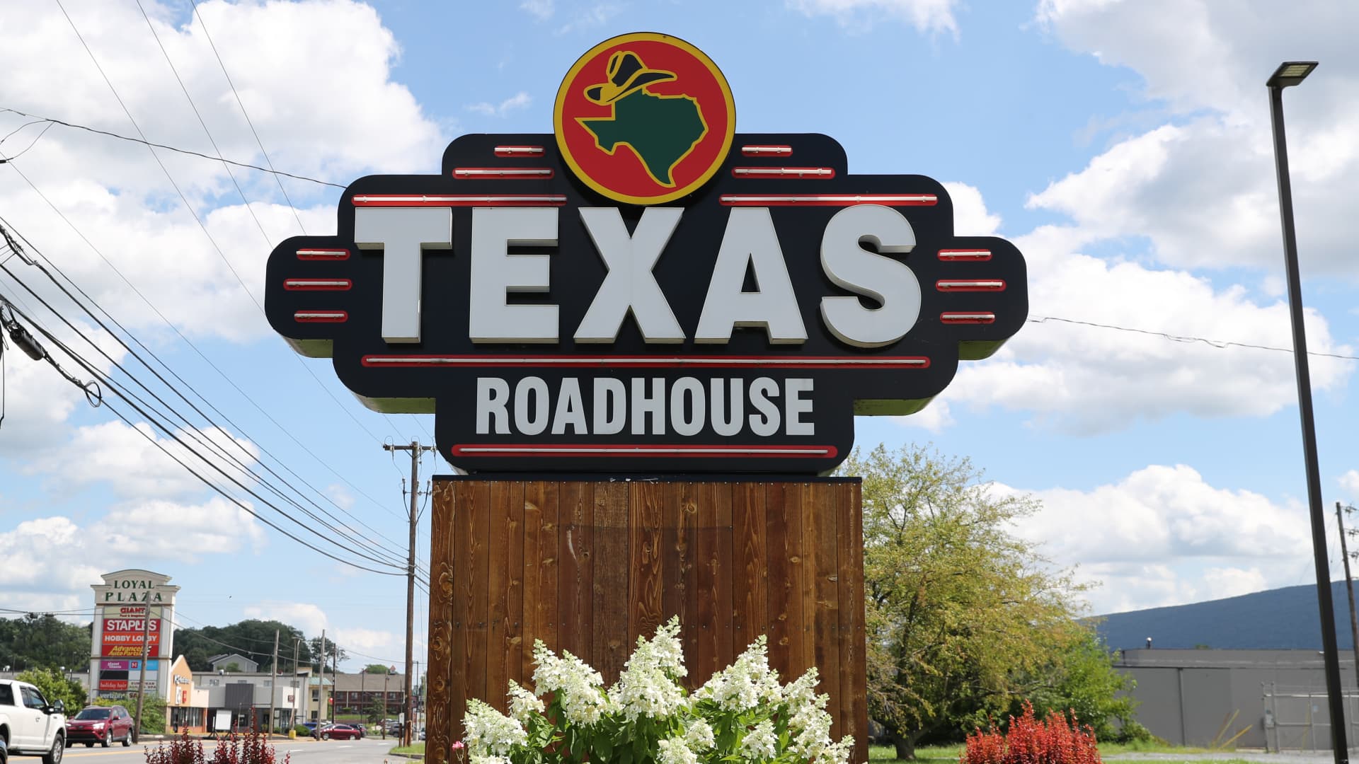 Texas Roadhouse gets a pass from Wall Street. What’s next might be out of its control