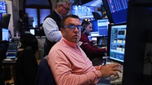 Two ways for U.S. investors to cash in on the weak dollar