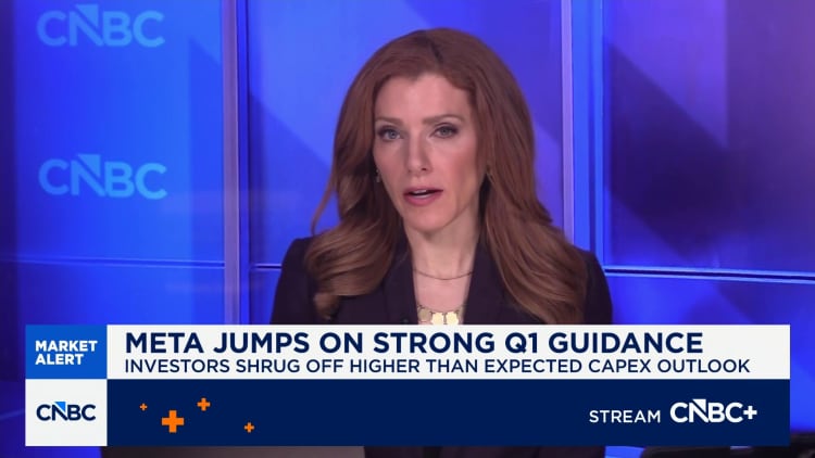 Sandberg, other Meta vets invest in AI workplace communications startup