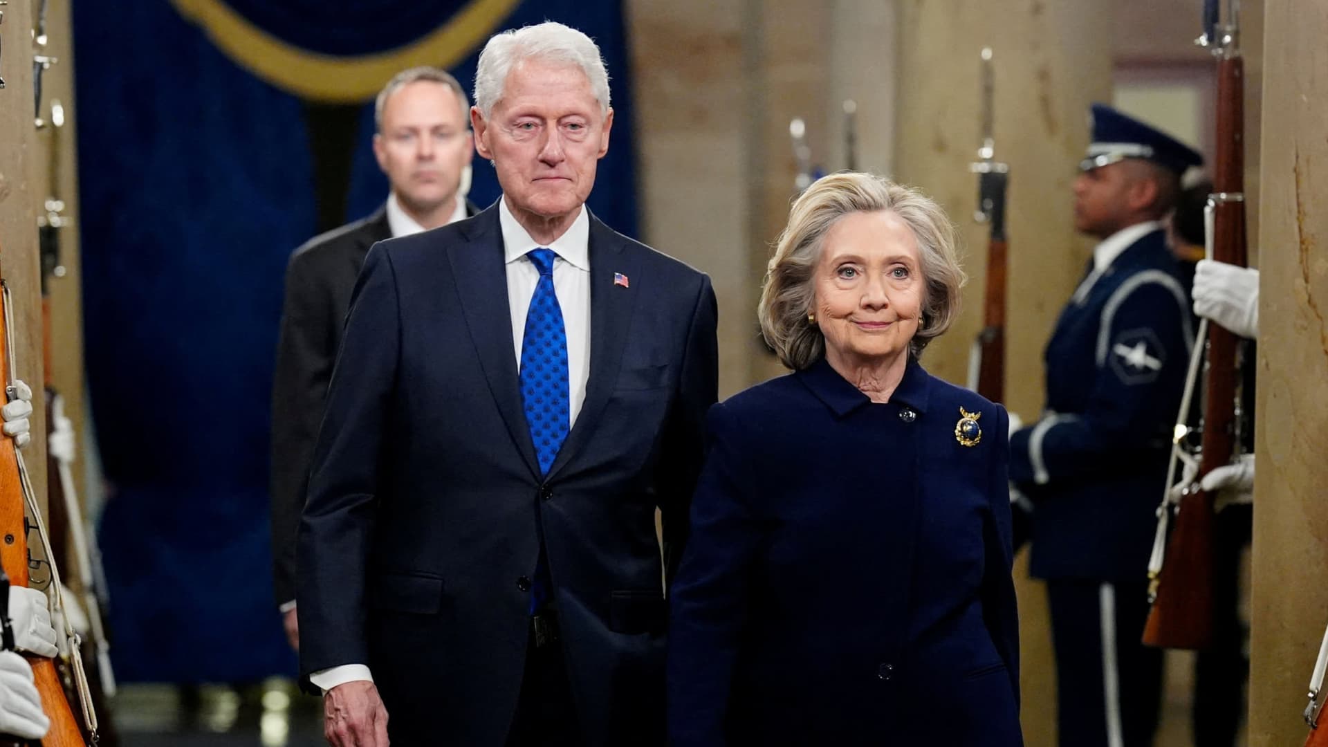 Hillary Clinton wants to testify in public