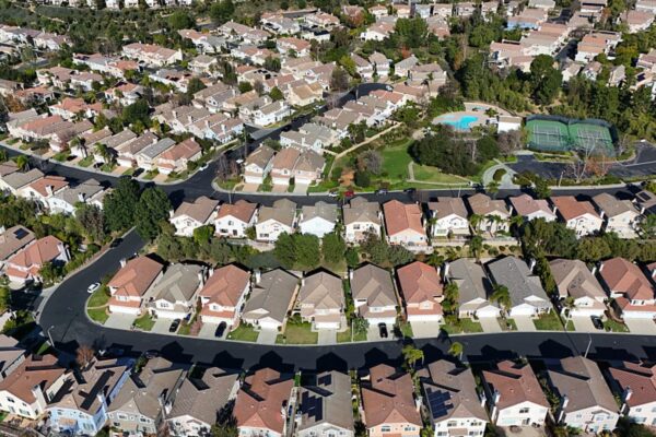 Mortgage rates sink to the lowest level in a month, sparking more refinance demand