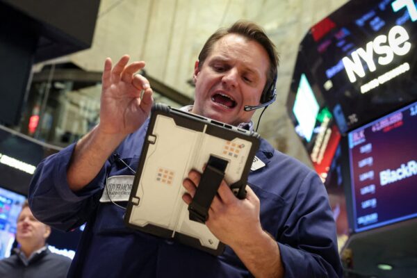 S&P 500 finds itself once again unable to surmount the 7,000 threshold