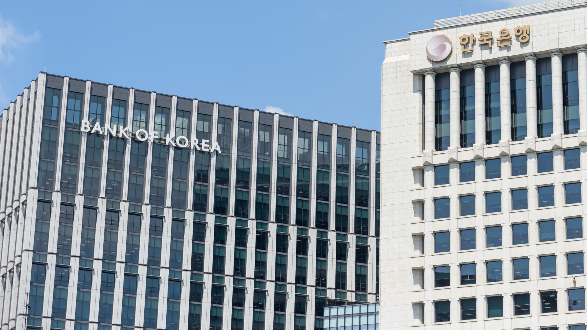 South Korea central bank holds rates, adopts dot-plot path signalling extended pause