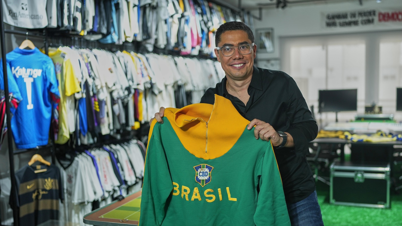 Pelé’s 1966 World Cup jacket draws new fans after Bad Bunny wears it at Brazil shows